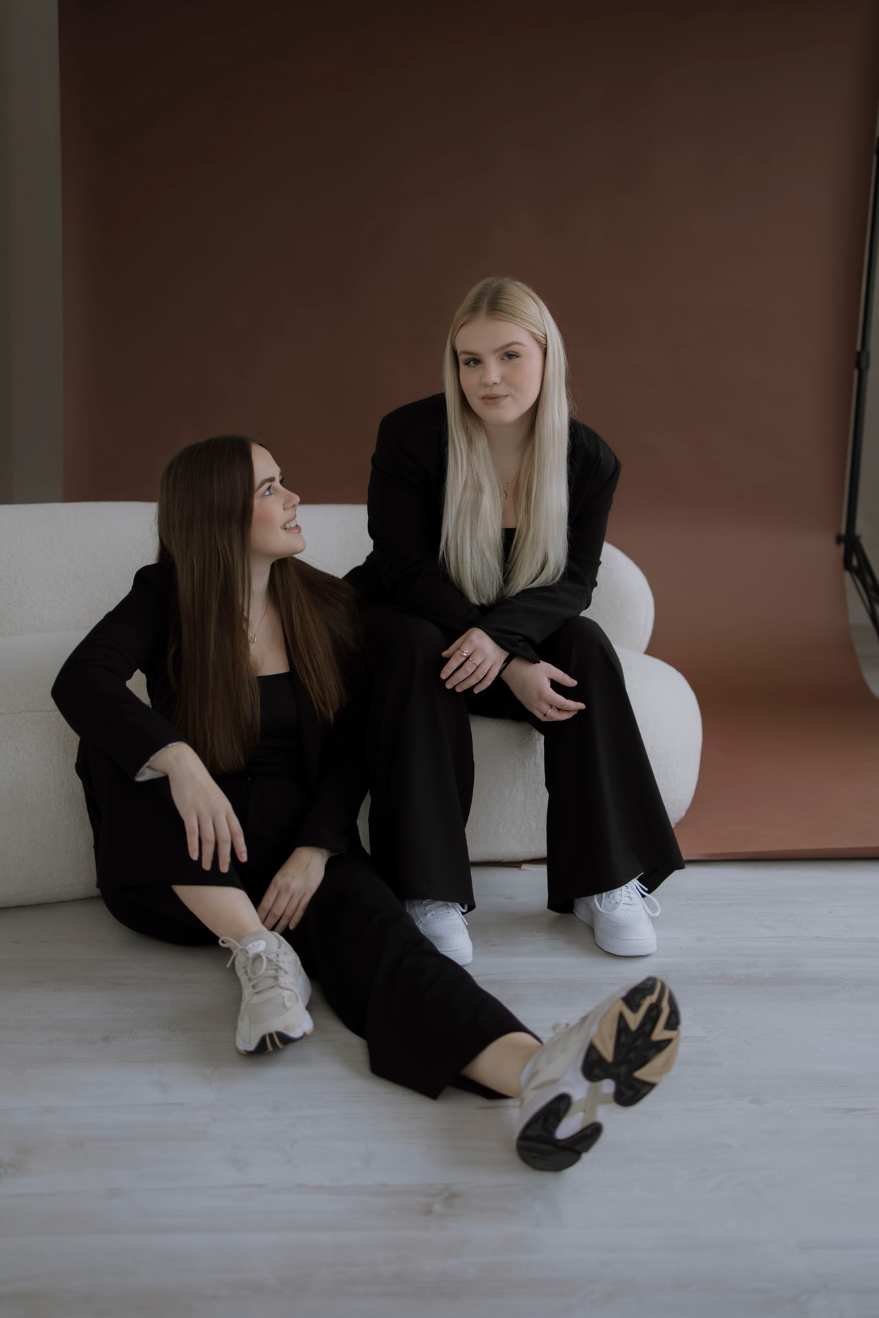 Sestry v černých kostýmech v ateliéru