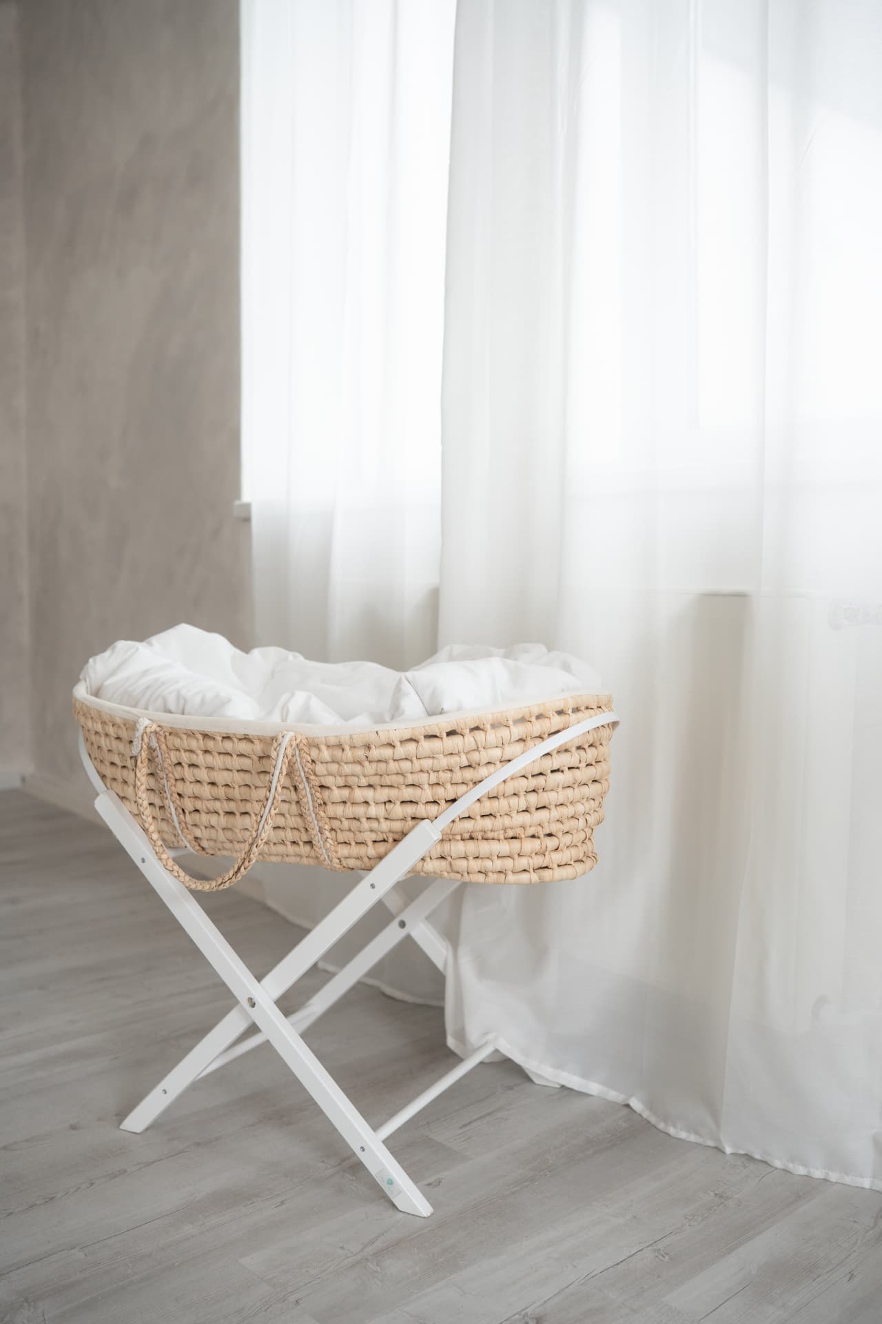 Proutěný košík pro newborn focení u prosvětleného okna